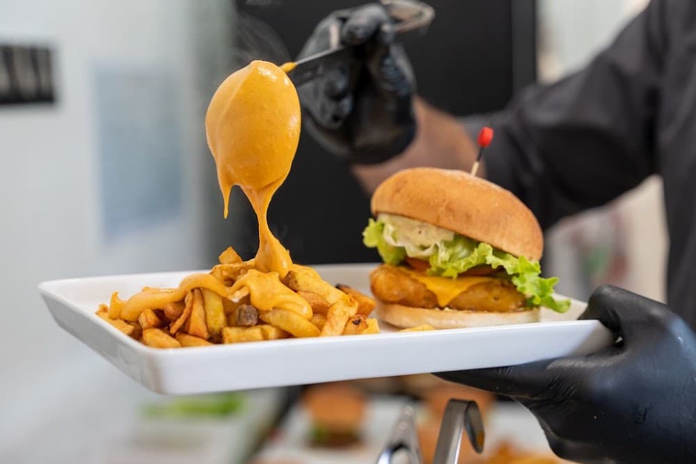 Burger et frites maison nappées de cheddar