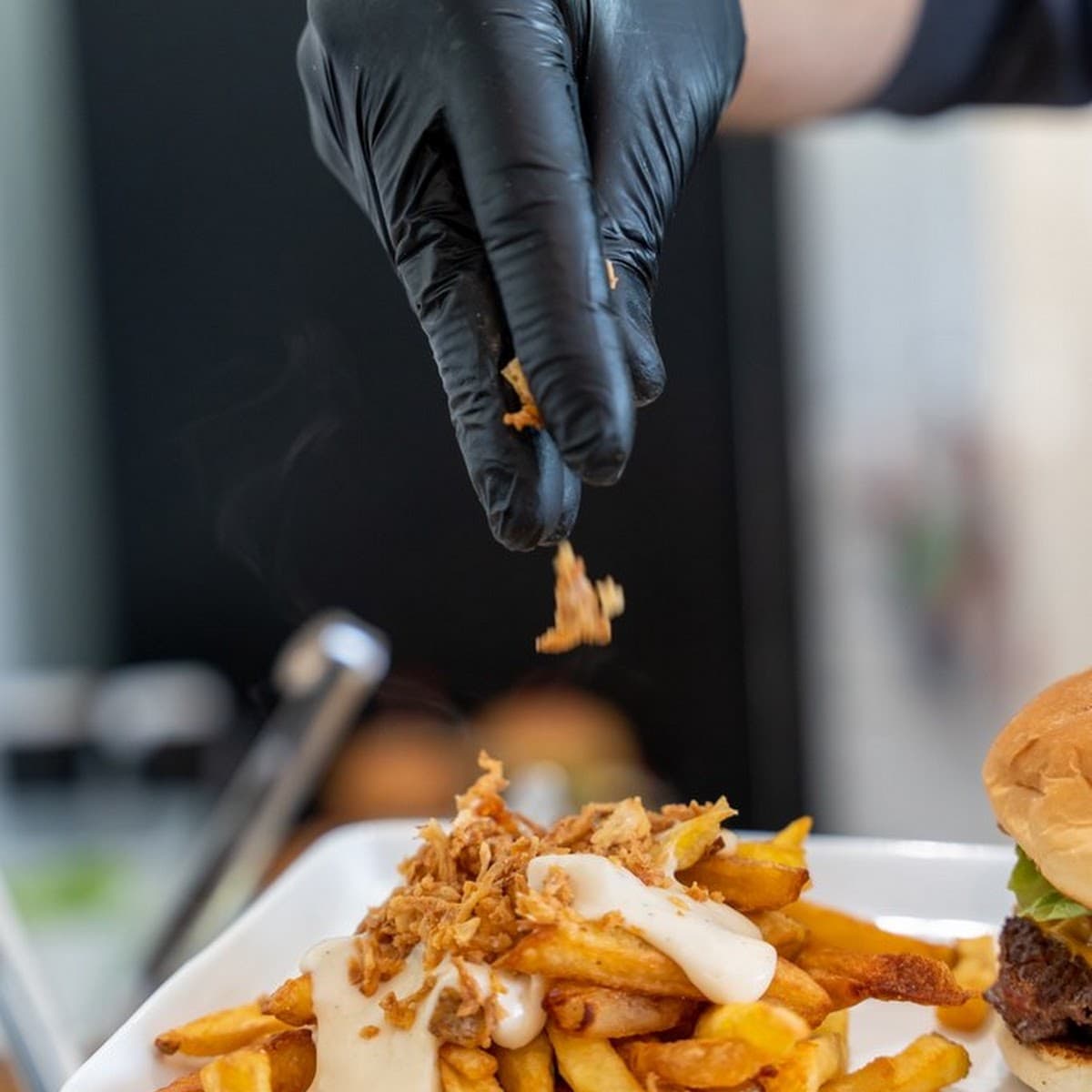 Préparation de frites maison pour un burger